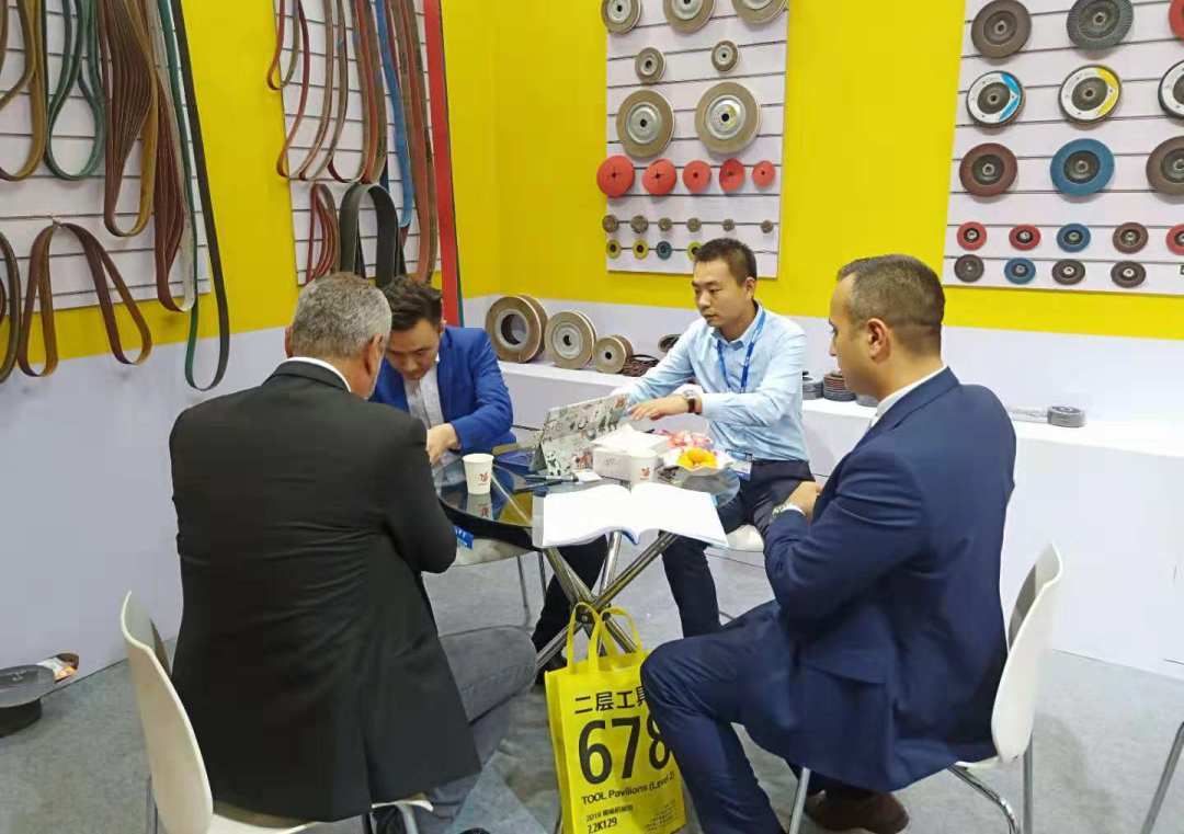 億宏磨具展位與客戶(hù)洽談 億宏磨具展位與客戶(hù)洽談