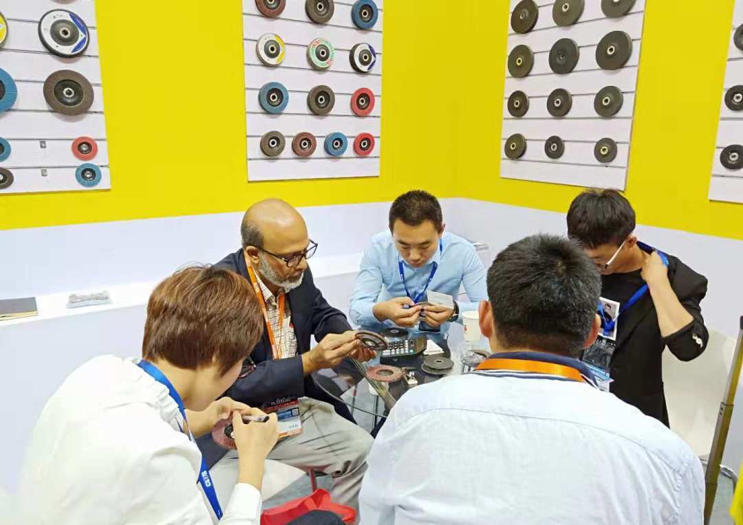 億宏磨具展會(huì)與客戶(hù)洽談 億宏磨具展會(huì)與客戶(hù)洽談